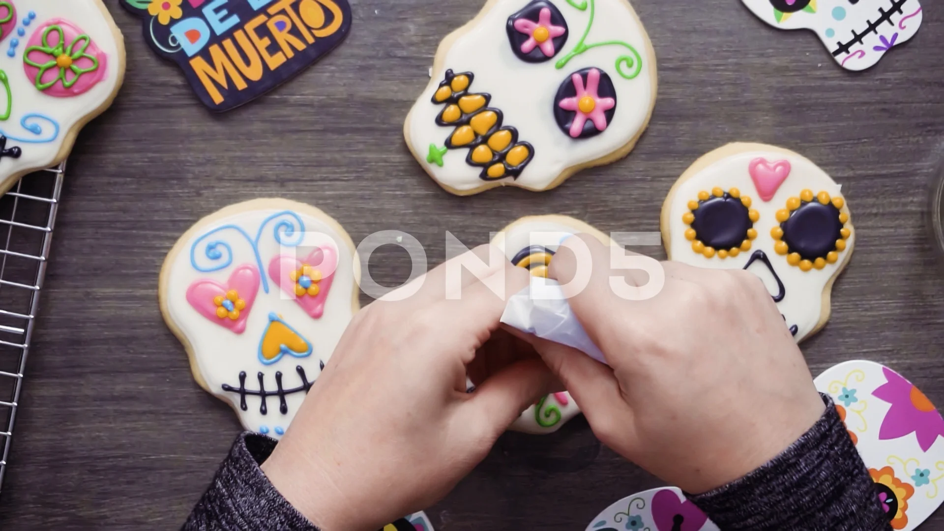 Video Decorating Sugar Skull Cookies With Different Color Royal