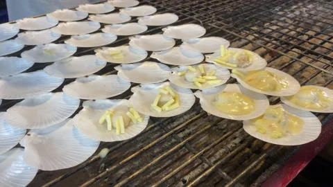 Decorating tiny Thai pancakes with sauce in the Thai market. Video stock 205546665