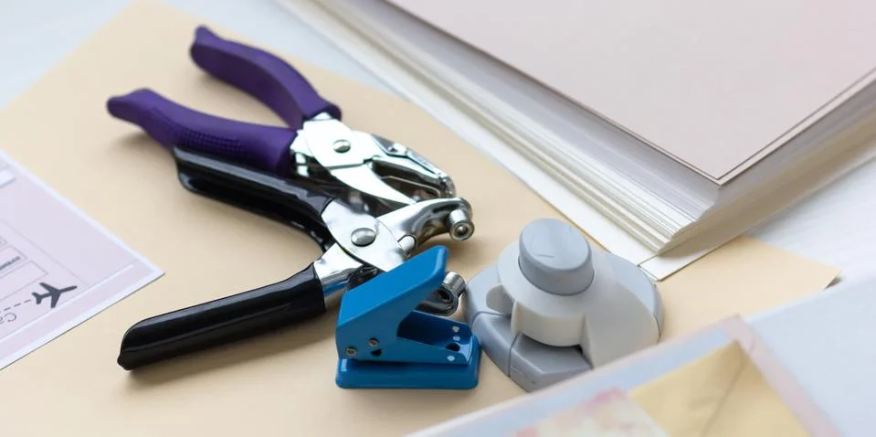 Decorating tool and stack of sheets for making envelopes Foto stock