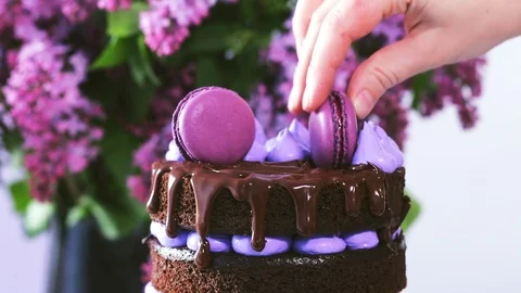 Decorating top of the cake with cream cones Video stock 102042624