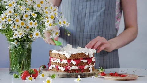 Decorating top of the cake with white cream using confectionery spatula Stock Footage 102932038