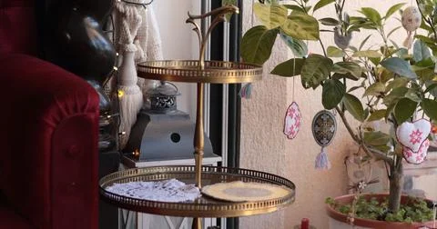 Decorating a tray for Easter with spring home decor elements featuring past.. 库存照片