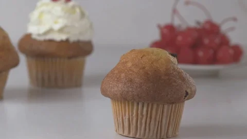 Decorating vanilla cupcake with cream. Video stock 71107179