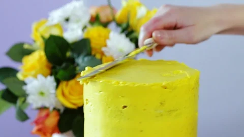 Decorating wedding cake with cream using confectionery spatula. Stock Footage 102932077