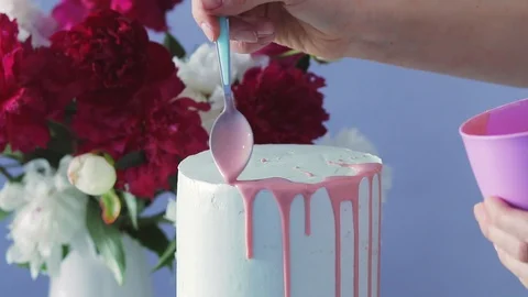 Decorating wedding cake with pink glaze, cooking tasty, delicious dessert. Stock Footage 105448148