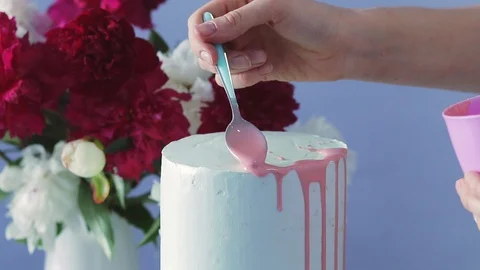 Decorating wedding cake with pink glaze, cooking tasty, delicious dessert. Video stock 105448157