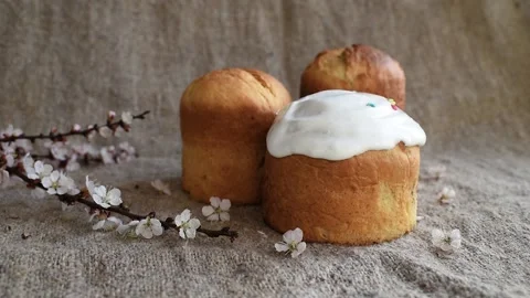 Decoration of the Easter cake with icing sugar and colored powder on the Stock-Footage 149870339