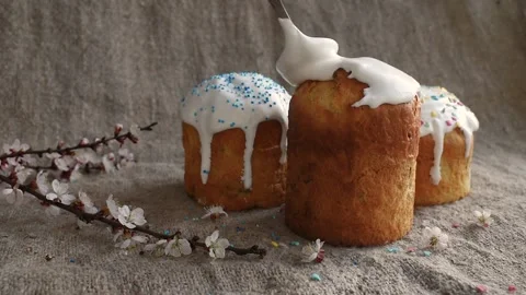 Decoration of the Easter cake with icing sugar and colored powder on the Stock-Footage 149870357