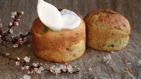 Decoration of the Easter cake with icing sugar and colored powder on the Stock-Footage 149870366