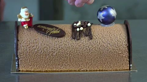 Decoration of the yule log close up Video stock 57925940