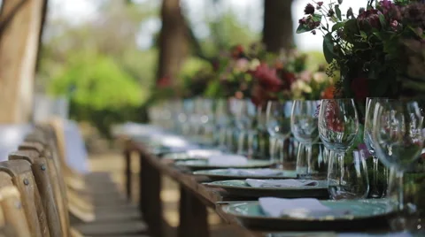Decorations and serving the wedding table for guests Vidéo 59908367