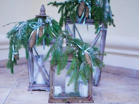 Decorations from lanterns and cones Foto stock