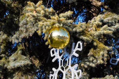 Decorations New Year tree. Tinsel and toys, balls and other decorations on th Foto stock