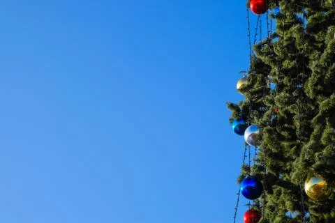 Decorations New Year tree. Tinsel and toys, balls and other decorations on th Foto stock