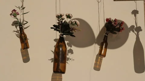 Decorations for wedding, hanging jars with fresh flowers inside. Vidéo 62434230