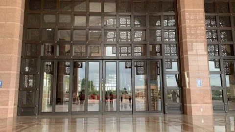 Decorative architectural facade with patterned window panels 库存照片