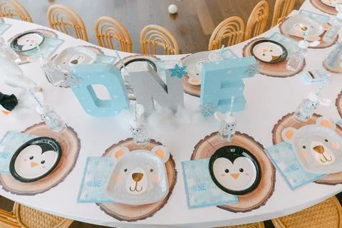 Decorative birthday party table setup for a one-year-old featuring animal-themed Stock-Fotos