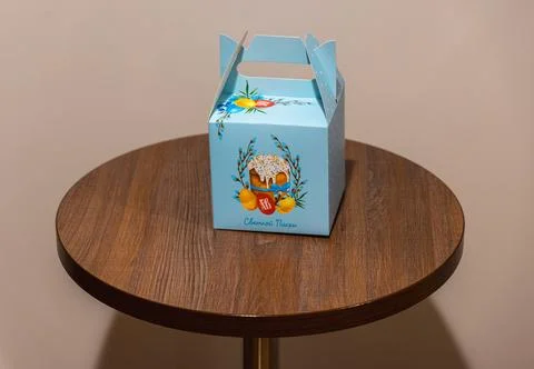 A decorative blue gift box for Easter placed on a table Foto stock