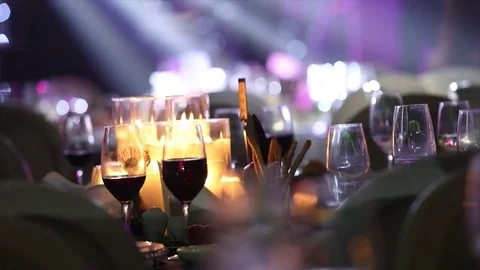 Decorative candles on the dining table, glasses and Christmas candles on the 库存影片 85283793