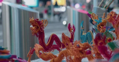 Decorative Dragon Figurine in Display Window - NYC (4K) Vidéo 153096267