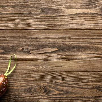 Decorative Easter Egg on Rustic Wood Foto stock