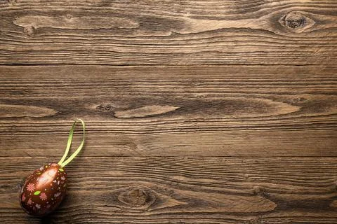 Decorative Easter Egg on Rustic Wooden 스톡 사진