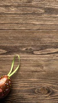 Decorative Easter egg on rustic wooden background 스톡 사진
