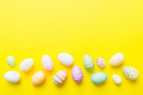Decorative easter eggs on colored background. easter eggs collection top vi.. Foto stock