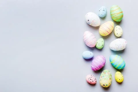 Decorative easter eggs on colored background. easter eggs collection top vi.. Foto stock