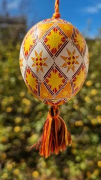 Decorative Easter eggs showcase stunning Ukrainian pysanka designs, adorned w Stock-Fotos