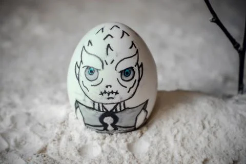 Decorative Easter eggs in snow with mountains background. DIY concept. Foto stock