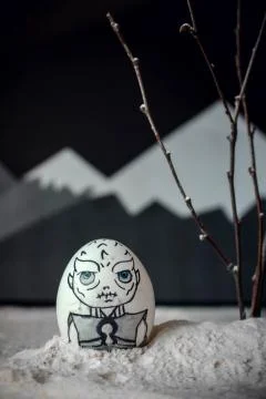 Decorative Easter eggs in snow with mountains background. DIY concept. Foto stock