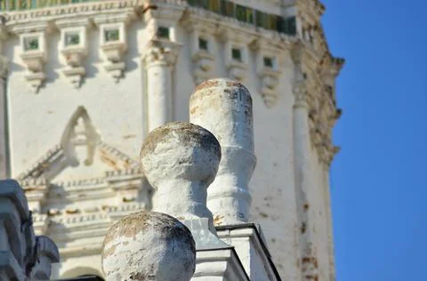 A decorative element in the form of a simple pommel on the gate of the monastery Foto stock