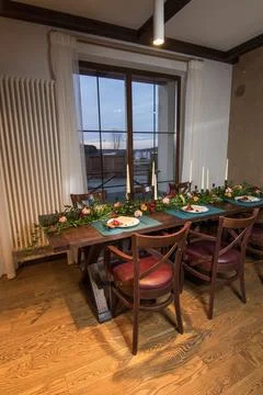 Decorative elements, home decorations. Festive table decorations, flowers Foto stock