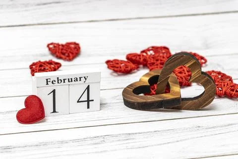 Decorative elements for Valentines Day, featuring a wooden heart shape, a red Stock-Fotos