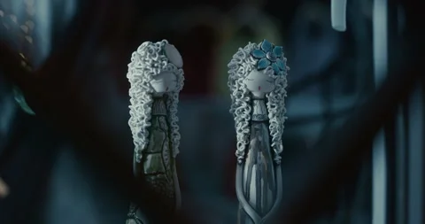 Decorative figurines in shop window at night Vídeo Stock 333778342
