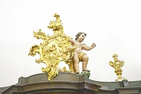 Decorative gilded frame element in the Baroque or Rococo style with a statu.. Stockfoto's