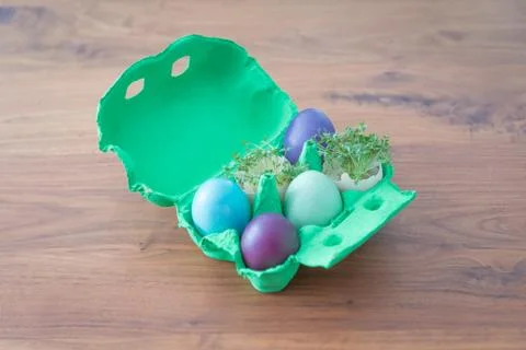 Decorative handmade easter egg present box with eggs and cress. Beautiful dec Foto stock