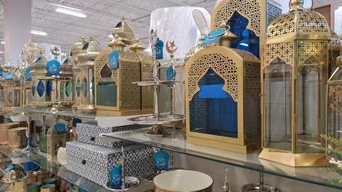 Decorative Lanterns Are Displayed on the Shelf Foto stock