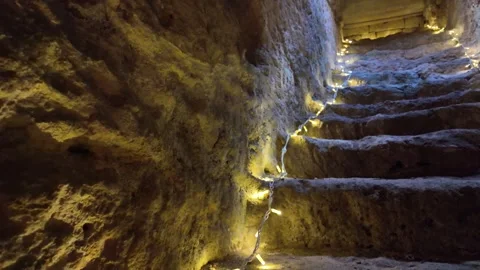 Decorative light bulbs lie on stone steps Видео 317638812