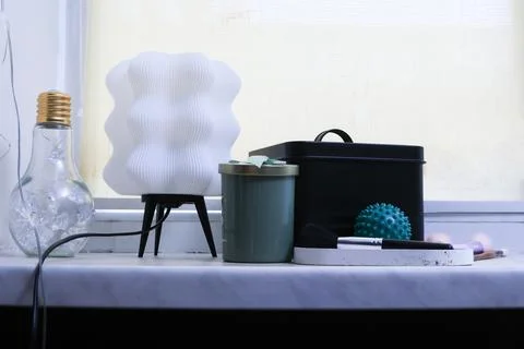 Decorative objects and makeup brushes arranged on a windowsill Fotos Stock