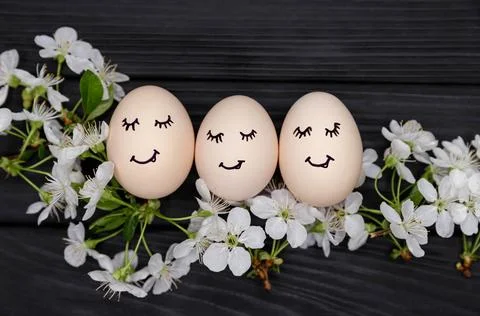 Decorative pastel painted Easter eggs with drawn face. Crafts kids Foto stock