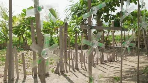 Decorative propellers made of plastic bottles rotate in the wind Видео 336381016