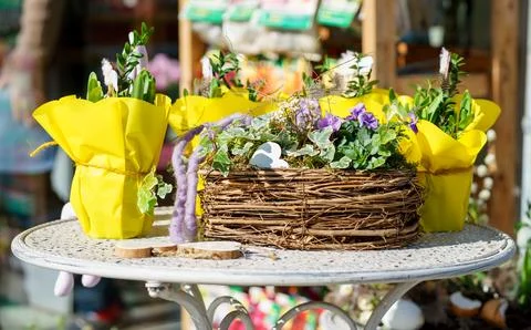 Decorative Spring Flower Arrangement in Rustic Basket on Outdoor Table Stock-Fotos