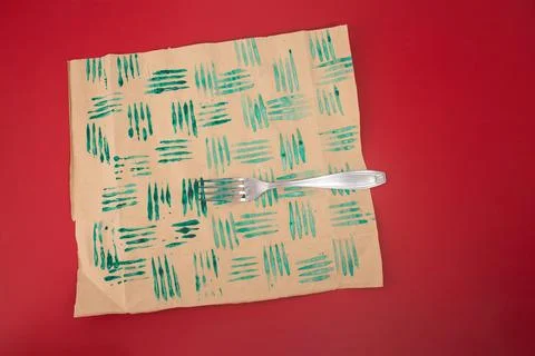 Decorative stamps, fork in paint, sheets of paper. Unique wrapping paper cr.. Foto stock
