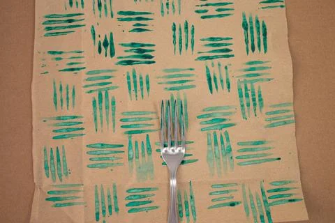 Decorative stamps tutorial with fork in the paint and sheets of paper. Crea.. Foto stock