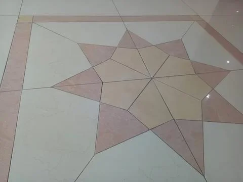 Decorative star-shaped tile pattern on the floor Stockfoto's