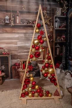Decorative triangular Christmas tree of boards with balls Stockfoto's
