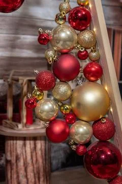 Decorative triangular Christmas tree of boards with balls Foto stock