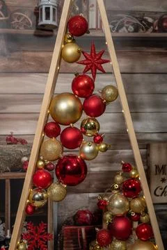 Decorative triangular Christmas tree of boards with balls  Foto stock
